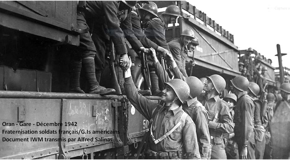 OPERATION TORCH Oran gare decembre 42 fraternisation soldats francais-GIs americains.JPG